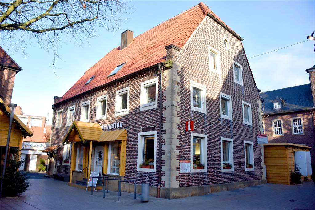 Rathausanbau muss nach sechs Jahren schon aufwendig saniert werden Die Sanierung des Gebäudes am Oldenkottplatz 2 wird erst einmal aus der Planung herausgenommen. Die Verwaltung wollte die beiden Obergeschosse sanieren, um dort Ausweichflächen für die Büros während der Rathaussanierung zu schaffen. Dafür gab es im Ausschuss keine Mehrheit.