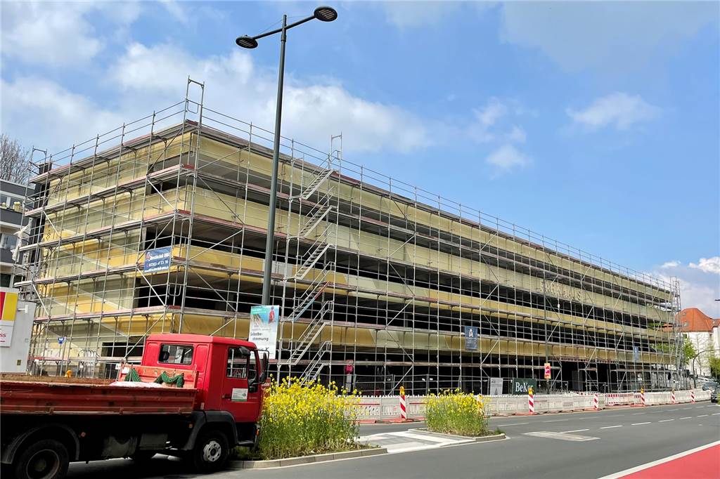 Altes Schmuddel-Parkhaus an der Faßstraße wird zum grünen Hingucker Die Sanierung hat bereits begonnen.