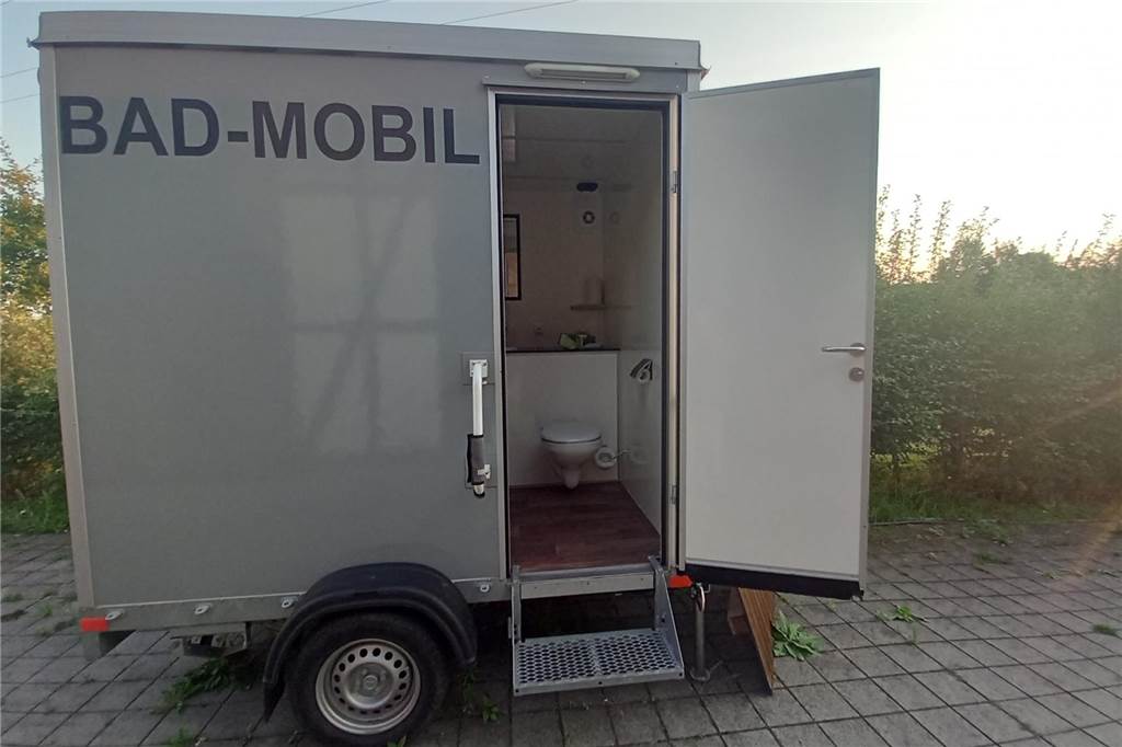 Wanderung von den Lippeauen zu den Emscherauen Ein mobiles Badezimmer.