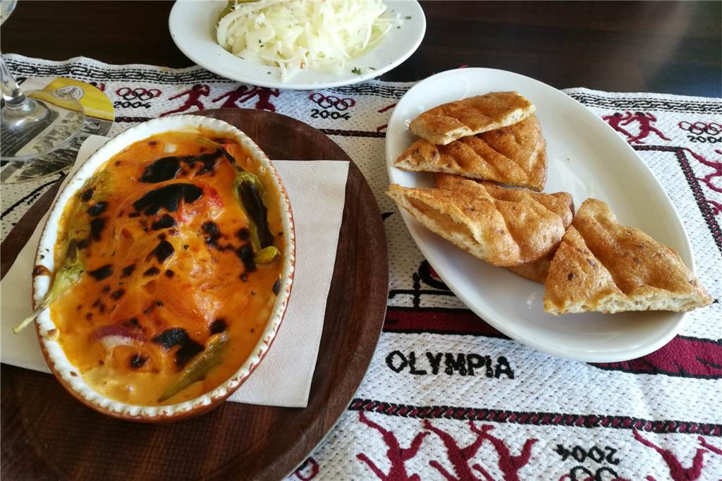 Kerkrya an der Kreisstraße: Griechische Atmosphäre mit großen Portionen für kleines Geld Die Sauce vom überbackenen Fetakäse ist zwar ein wenig angebrannt, aber dennoch sehr lecker.