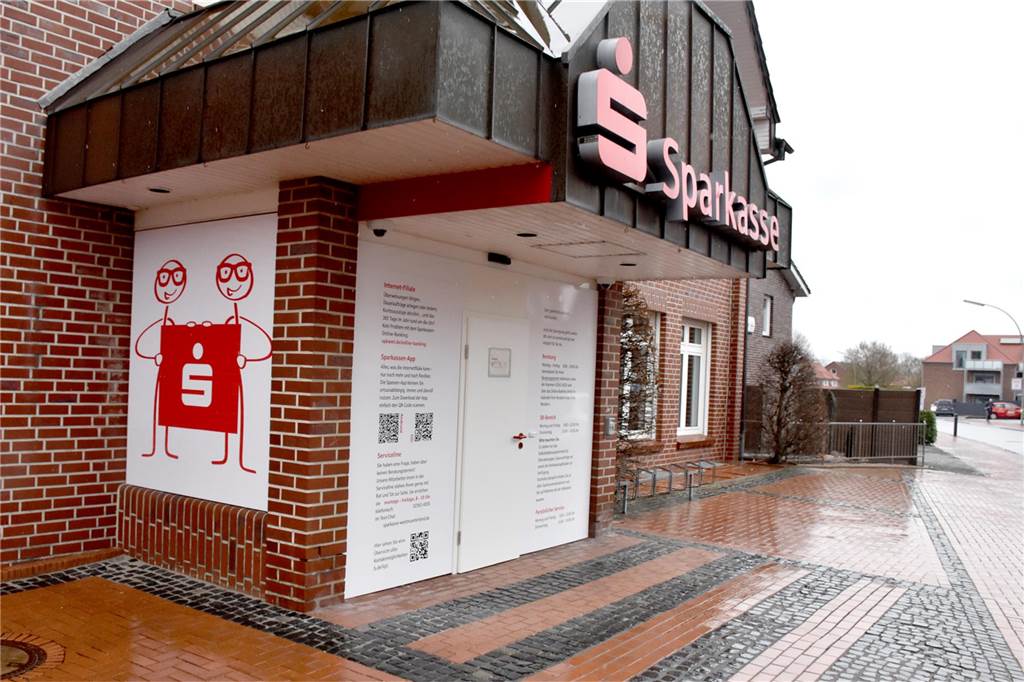 Alstätte vorerst ohne Bargeld: Unbekannte sprengen zweiten Geldautomaten Die Fassade der Filiale der Sparkasse Westmünsterland in Alstätte ist nach der Sprengung noch notdürftig verschlossen.