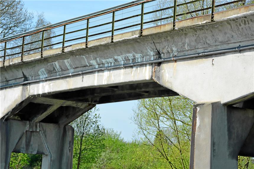 So lang ist der Umweg wegen der gesperrten Lippebrücke Die Schäden an der Lippebrücke sind erkennbar. An einigen Stellen ist der Beton löchrig.