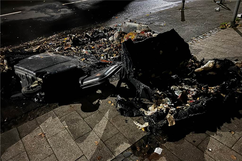 Mülltonnenbrände in Lünen: „Menschen hätten Schaden nehmen können" Die Schäden der abgebrannten Mülltonnen in Lünen-Brambauer waren enorm.