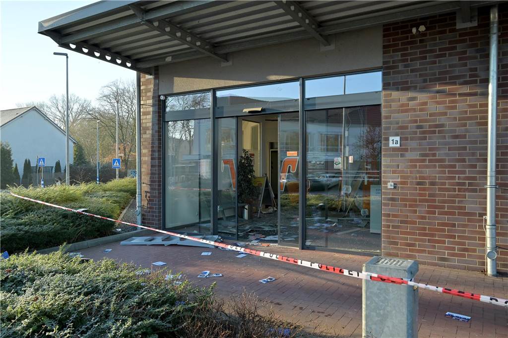 Automaten-Sprengung: Volksbank-Filiale noch länger geschlossen Die Schäden nach der Sprengung waren weiträumig zu sehen.