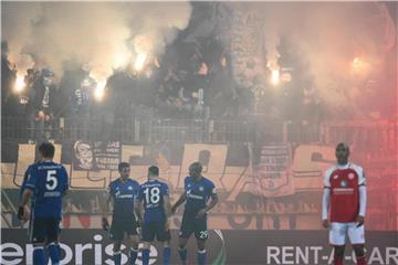 Die Schalker Fans feiern das 1:0 in Mainz mit reichlich Pyrotechnik. Foto: Arne Dedert