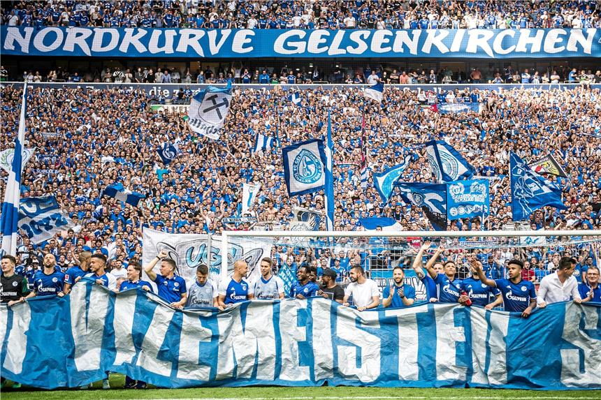Tönnies in Hochstimmung: Im Rausch der Gefühle Die Schalker Fans feierten lautstark ihre Mannschaft - den deutschen Vizemeister - zum Saisonausklang.