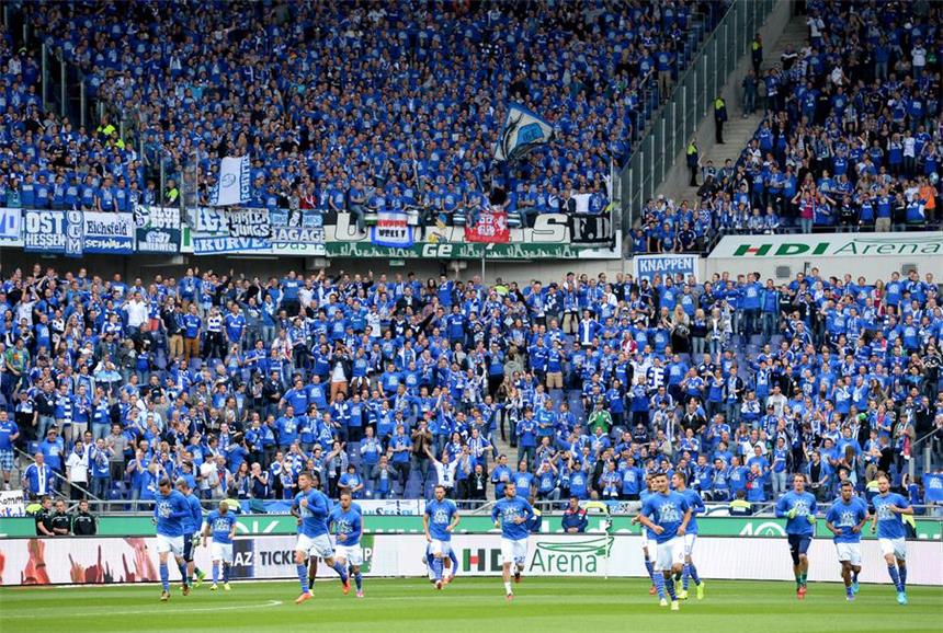 Schalker Diskussionen um Vereinsausgliederung Die Schalker Fans sind gegen die Ausgliederung der Profi-Abteilung.