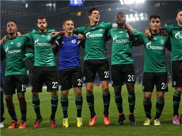 Die Schalker feierten den Punktgewinn in London wie einen Sieg.