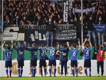 Die Schalker ließen sich nach ihrem Sieg in Sandhausen von den Fans feiern.
