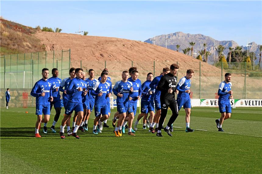 Königsblaue Freunde der Sonne im Trainingslager Die Schalker Profis absolvierten am Dienstag ihre erste gemeinsame Einheit. Nicht dabei war Leon Goretzka, der individuell trainierte.