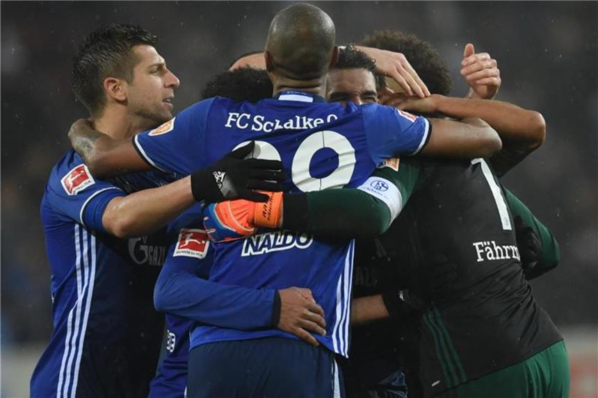 Auf Königsklassen-Kurs: Schalke will Zweiter werden Die Schalker Profis feiern nach dem Spiel in Mainz den 1:0-Sieg. Foto: Arne Dedert