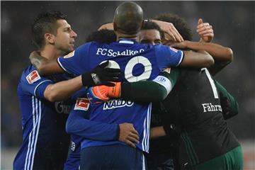 Die Schalker Profis feiern nach dem Spiel in Mainz den 1:0-Sieg. Foto: Arne Dedert
