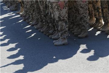 Die Schatten von Bundeswehrsoldaten auf dem Boden einer Kaserne. Foto: Patrick Seeger