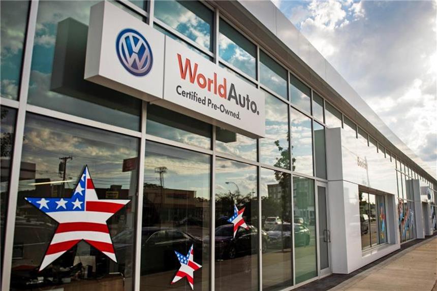 US-Automarkt im Juni gut in Schwung Die Schaufenster eines Volkswagen-Händlers in Boston. Foto: Adam Glanzman