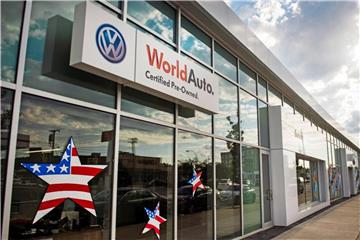 Die Schaufenster eines Volkswagen-Händlers in Boston. Foto: Adam Glanzman