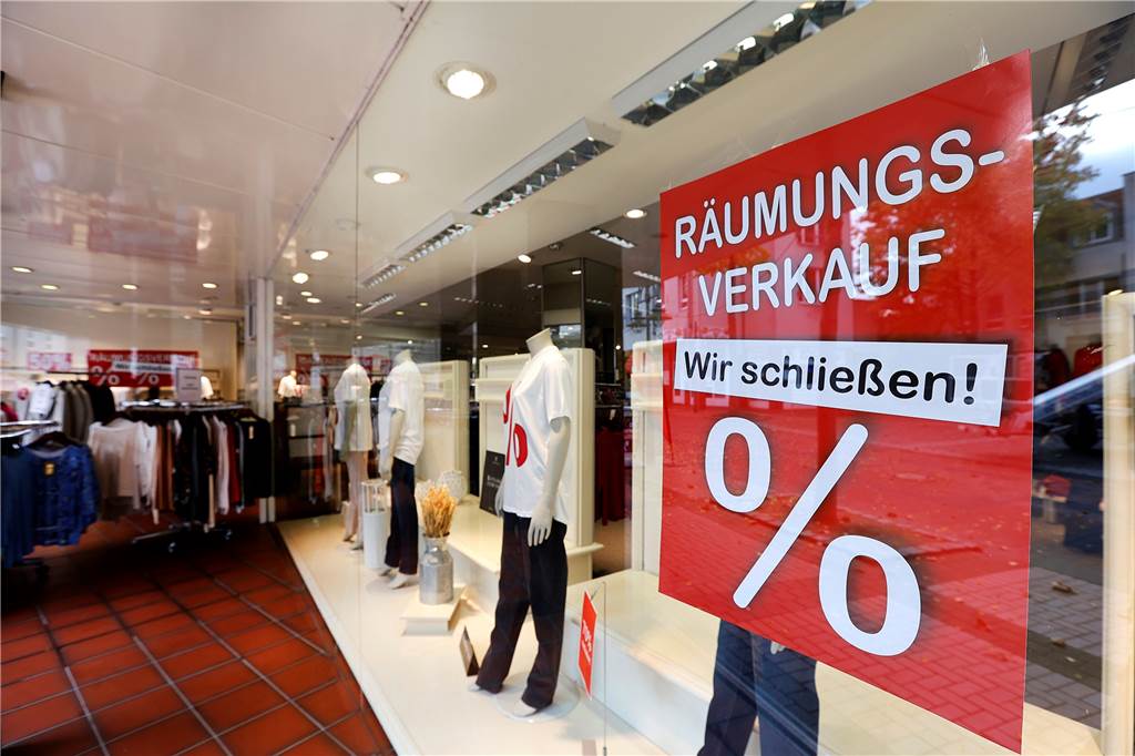 Modehaus Kroes am Nordberg steht vor dem Aus Die Schaufensterpuppen tragen schon keine Kleider mehr, sondern den Hinweis auf den Räumungsverkauf.