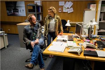 Die Schauspieler Andreas Leopold Schadt und Eli Wasserscheid in der Kulisse des nachgebauten Kommissariats. Foto: Daniel karmann