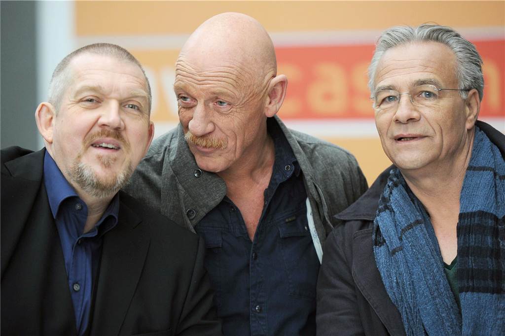 Die Schauspieler Dietmar Bär (als Freddy Schenk, l.), Joe Bausch (als Dr. Joseph Roth M.) und Klaus J. Behrendt (als Max Ballauf) spielen seit vielen Jahren erfolgreich zusammen im Kölner "Tatort".