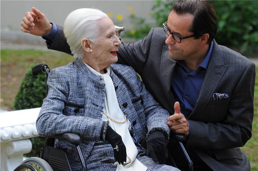 Bekannte Krimi-Autorin recherchiert in Lünen: Sie schrieb die Vorlage für Liefers-Krimi Die Schauspieler Inge Keller und Jan Josef Liefers (als Joachim Vernau) stehen am am Rande von Dreharbeiten für den ZDF-Film "Das Kindermädchen". Der Krimi wurde nach einem Buch von Elisabeth Herrmann gedreht.