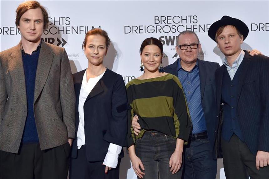 Filmfest München mit Mackie-Messer-Film Die Schauspieler Lars Eidinger (l-r), Claudia Michelsen, Hannah Herzsprung, Joachim Król und Robert Stadlober bei einem Photocall zum Filmprojekt "Brechts Dreigroschenfilm". Foto: Britta Pedersen