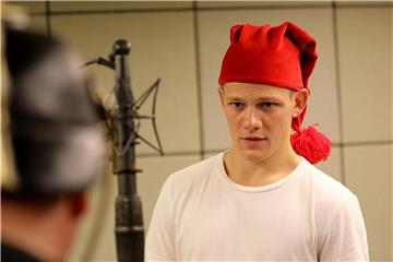 Die Schauspieler Max von der Groeben (Kasperl), spricht das Hörspiel „Der Räuber Hotzenplotz und die Mondrakete“ ein. Foto: Oliver Berg
