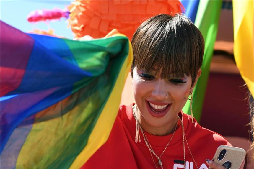 „Orange Is The New Black“-Stars feiern Kölner CSD mit Die Schauspielerin Jackie Cruz (Orange Is the New Black) steht bei der Christopher-Street-Day-Parade in Köln auf einem Wagen. Foto: Henning Kaiser