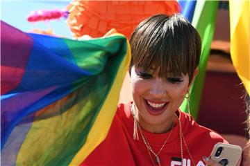 Die Schauspielerin Jackie Cruz (Orange Is the New Black) steht bei der Christopher-Street-Day-Parade in Köln auf einem Wagen. Foto: Henning Kaiser