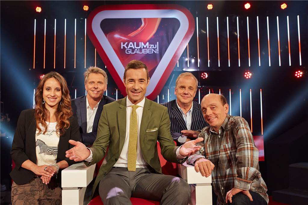 Diskallico freut sich auf Begegnung mit Schauspielerin Stephanie Stumph Die Schauspielerin Stephanie Stumph (v.l.) und die Moderatoren Jörg Pilawa, Kai Pflaume, Hubertus Meyer-Burckhardt und Comedian Bernhard Hoecker sind das Team von „Kaum zu glauben“.