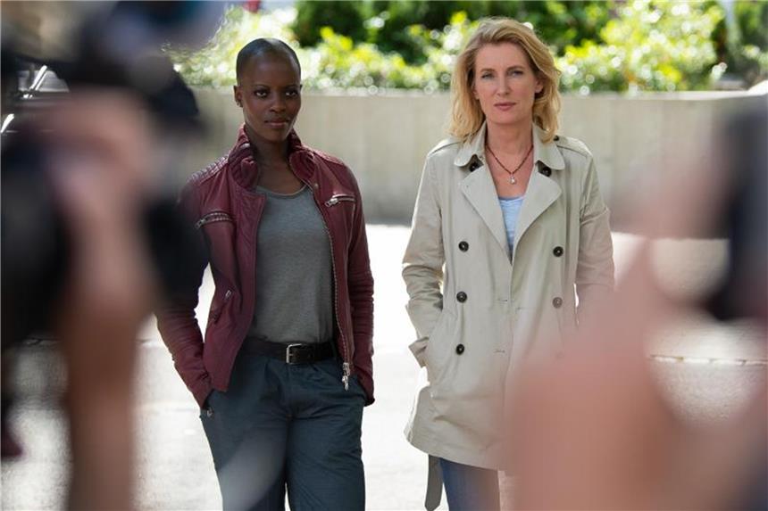 Maria Furtwängler ermittelt mit neuer Partnerin Die Schauspielerinnen Maria Furtwängler (r) und Florence Kasumba beim Dreh in Göttingen. Foto: Swen Pförtner