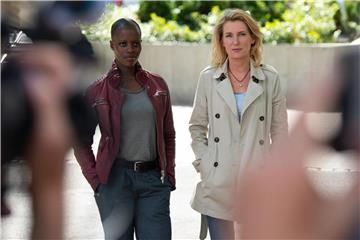 Die Schauspielerinnen Maria Furtwängler (r) und Florence Kasumba beim Dreh in Göttingen. Foto: Swen Pförtner