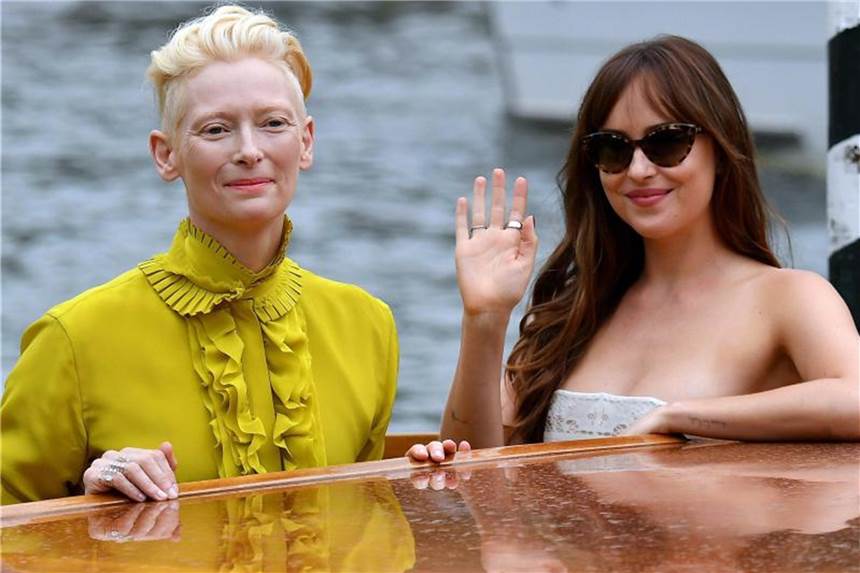 Buh-Rufe und Euphorie beim Filmfest Venedig Die Schauspielerinnen Tilda Swinton (l) und Dakota Johnson am Lido Beach. Foto: Ettore Ferrari
