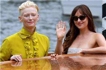 Die Schauspielerinnen Tilda Swinton (l) und Dakota Johnson am Lido Beach. Foto: Ettore Ferrari