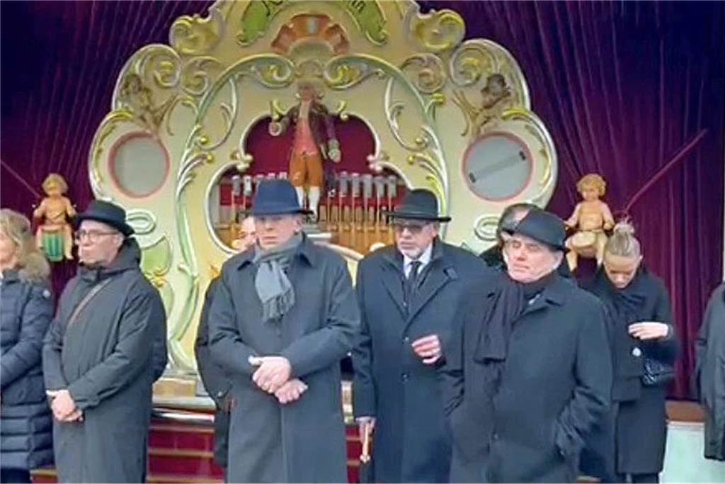 Hunderte bekundeten ihr Beileid zum Tod von Rainer Schulz Die Schausteller hatten zur Beisetzung von "Mister Sim-Jü" Rainer Schulz am 11. Dezember 2023 eine Kirmesorgel mit zum katholischen Friedhof gebracht.