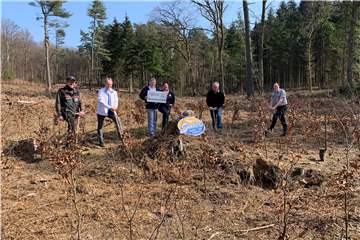 Die Scheckübergabe im Halterner Wald.