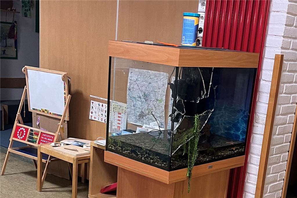 Einbruch in Kita St. Andreas: Täter hinterlassen Spur der Verwüstung Zerstörtes Aquarium