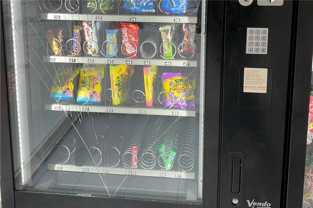 Vandalismus im Automaten-Kiosk: Betreiber bleibt gelassen und baut aus Die Scheibe des Automat ist zwar kaputt, aber nicht gesplittert. Bis zur Reparatur kann der Automat weiter betreiben werden.