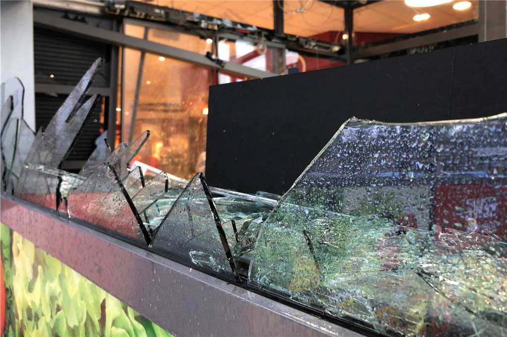 Nach Explosion: Rewe-Eingang in Derne bietet wüstes Bild der Zerstörung Die Scheiben im Umfeld des gesprengten Geldautomaten barsten bei der Detonation