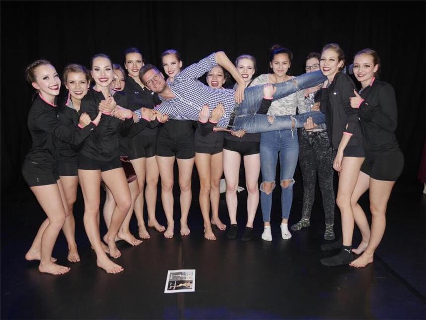 „Dancing Rebels“ zeigen ihre beste Saisonleistung Die Schermbecker Tänzerinnen ließen Trainer Sebastian Spahn nach dem Turnier hochleben.