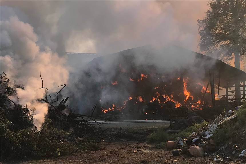 Nach Bauernhof-Brand in Wichum: Das ist der Ermittlungsstand der Polizei Die Scheune brannte vollständig nieder. Die Polizei ermittelt derzeit die Brandursache.