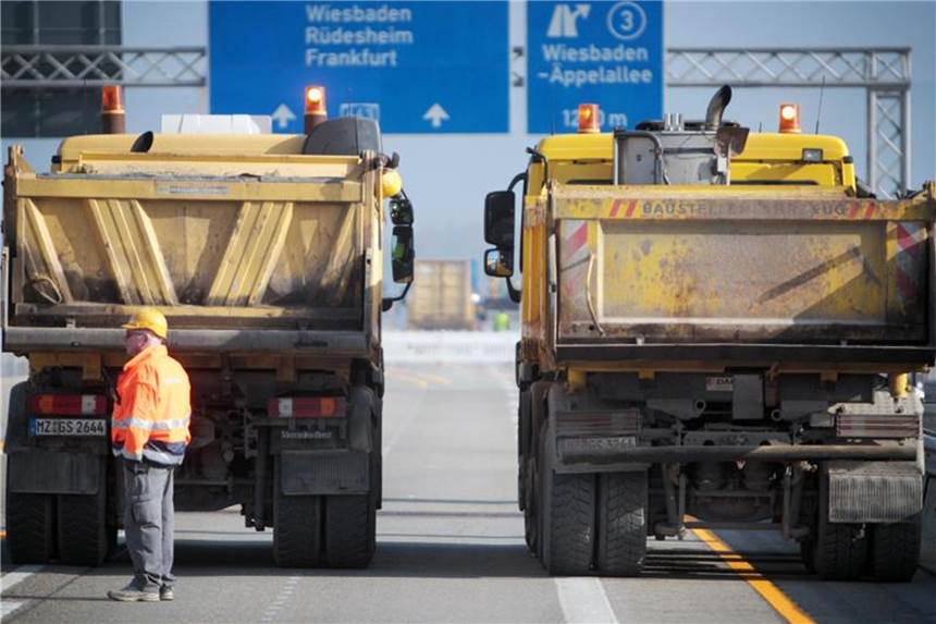 Sehr gut bis ungenügend: Noten für 40.000 deutsche Brücken Die Schiersteiner Brücke zwischen Mainz und Wiesbaden bei einem Belastungstest. Foto: Fredrik von Erichsen