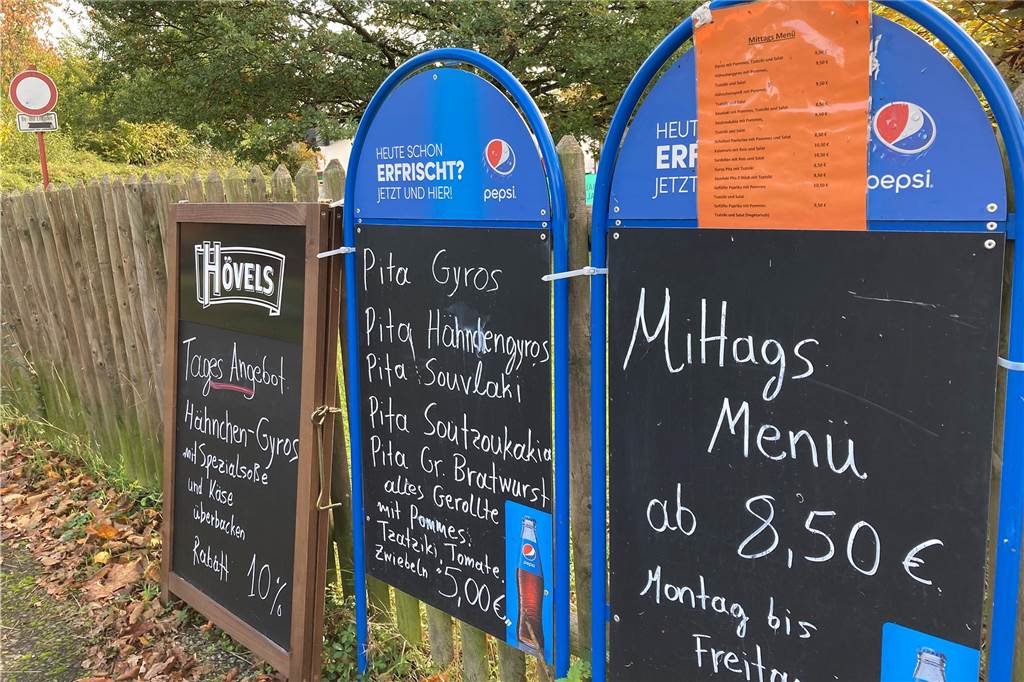 Neue Pächter an der Kieferstraße servieren griechische und deutsche Spezialitäten Die Schilder machen es deutlich: Es gibt an der Kieferstraße nun auch einen Mittagstisch.