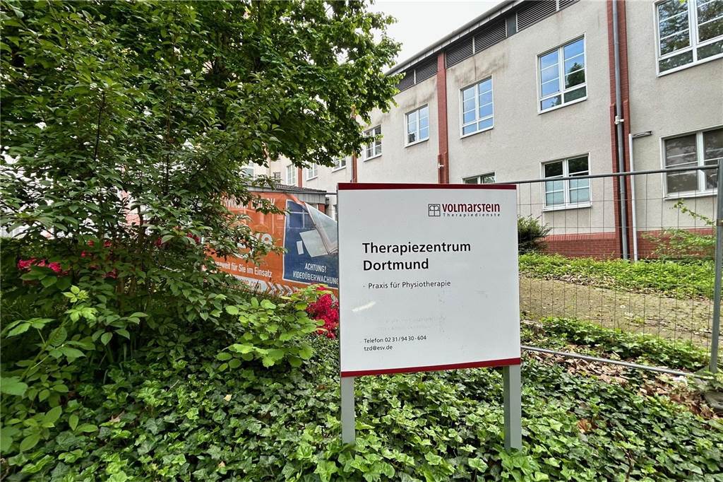 Abriss oder Umbau: Was wird aus ehemaligem Bethanien-Krankenhaus? Schilder vor der Klinik.