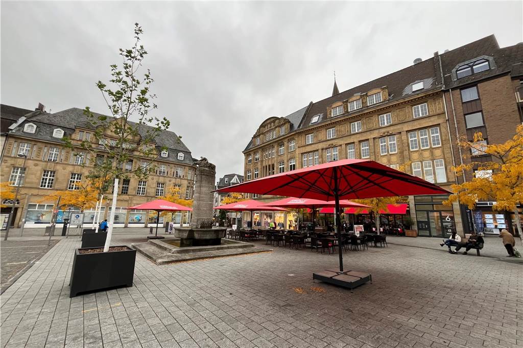 „Die Stadt möchte nicht, dass Unternehmen erfolgreich sind“: Verwaltung kontert Händler-Kritik Die Schirme des "Café Extrablatt" sollten eigentlich fünf und nicht vier sein. Außerdem sollten sie ursprünglich mit Fundament in den Boden eingelassen werden. Deshalb, so erklärte Stadtsprecherin Nicole Fulgenzi, sei ein Bauantrag vonnöten gewesen.