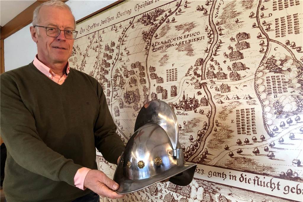 Ulrich Söbbing entwickelte aus trockenen Akten lebendige Geschichte Ulrich Söbbing hält einen Helm