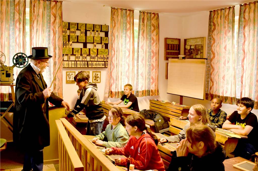 Hermann Volmer schwingt vor den Ferien den Rohrstock: Zu Besuch im Schulmuseum Ahaus Hermann Volmer in der kleinen Landschule