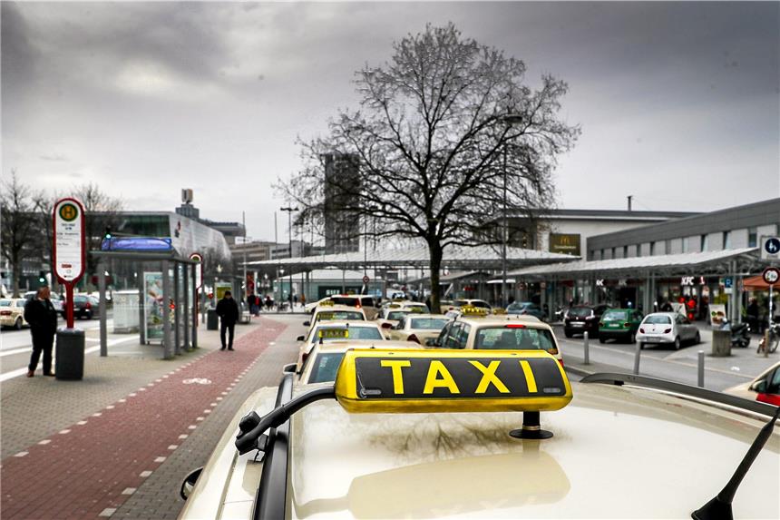 JGA schlägt sich erst untereinander - und dann die Polizei Die Schlägerei innerhalb des Junggesellenabschieds spielte sich am Taxistand des Dortmunder Hauptbahnhofs ab.
