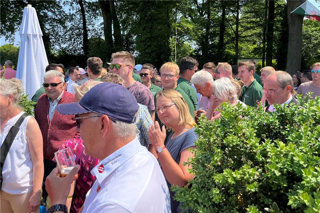 Die Schlange der Gratulanten war groß, ebenso ihre Freude.