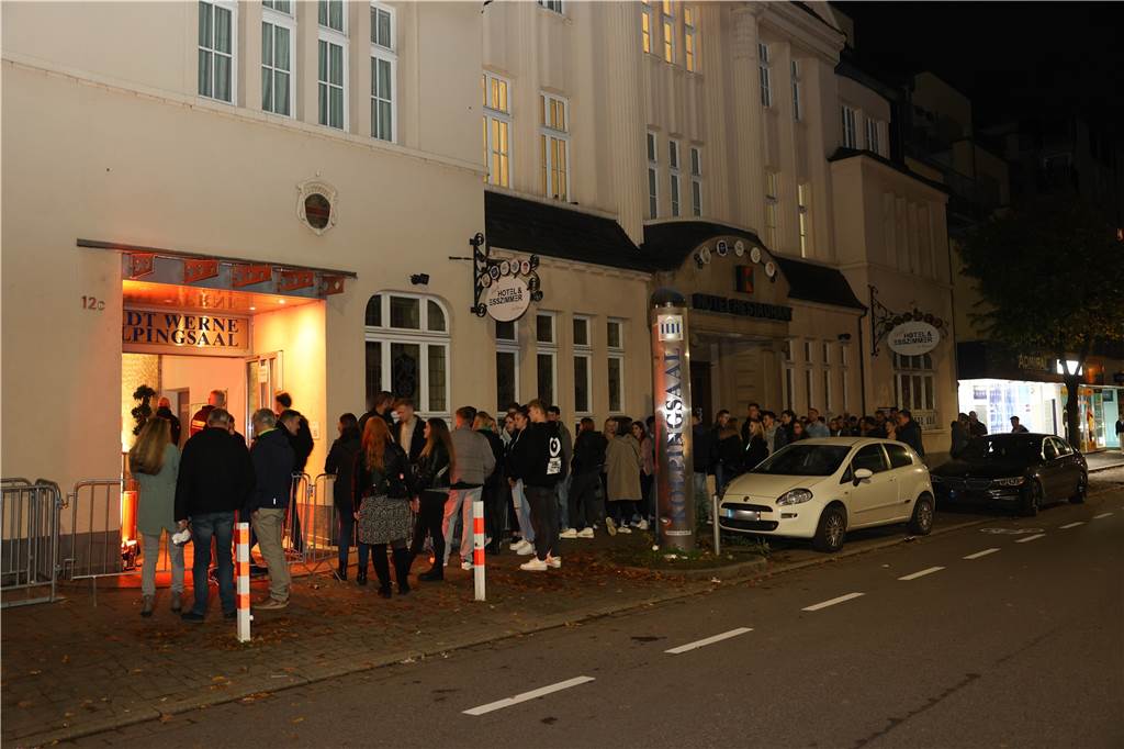 Sim-Jü-Party im Kolpingsaal: „Paradebeispiel einer Veranstaltung“ Leute stehen in der Schlange vor dem Kolpinghaus