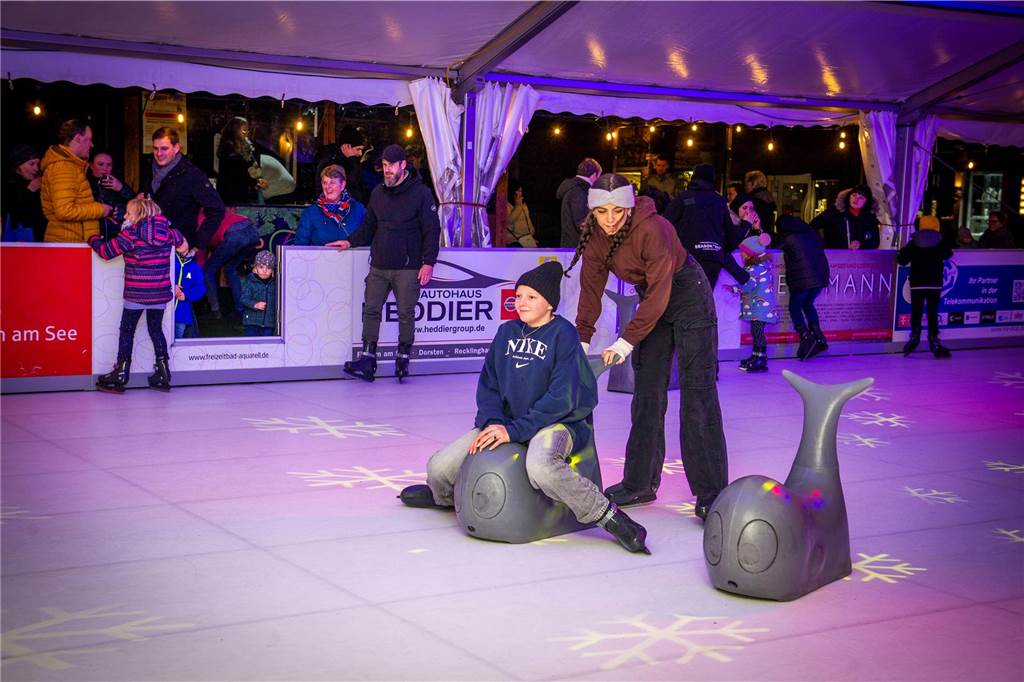 Stimmungsvoller Nikolausmarkt beginnt am 29. November Besucher laufen auf der Schlittschuhbahn beim Nikolausmarkt in Haltern Schlittschuh.