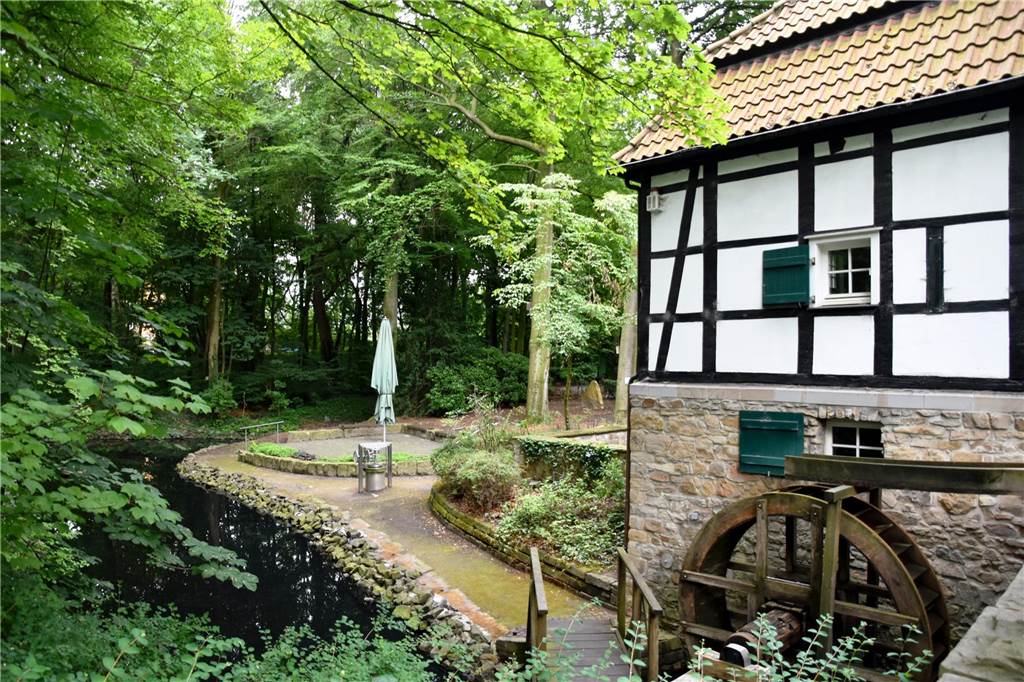 Jazzmusik an der Schlossmühle Lippholthausen: Mühlenfreunde laden ein Die Schlossmühle in Lippholthausen steht unter Denkmalschutz.